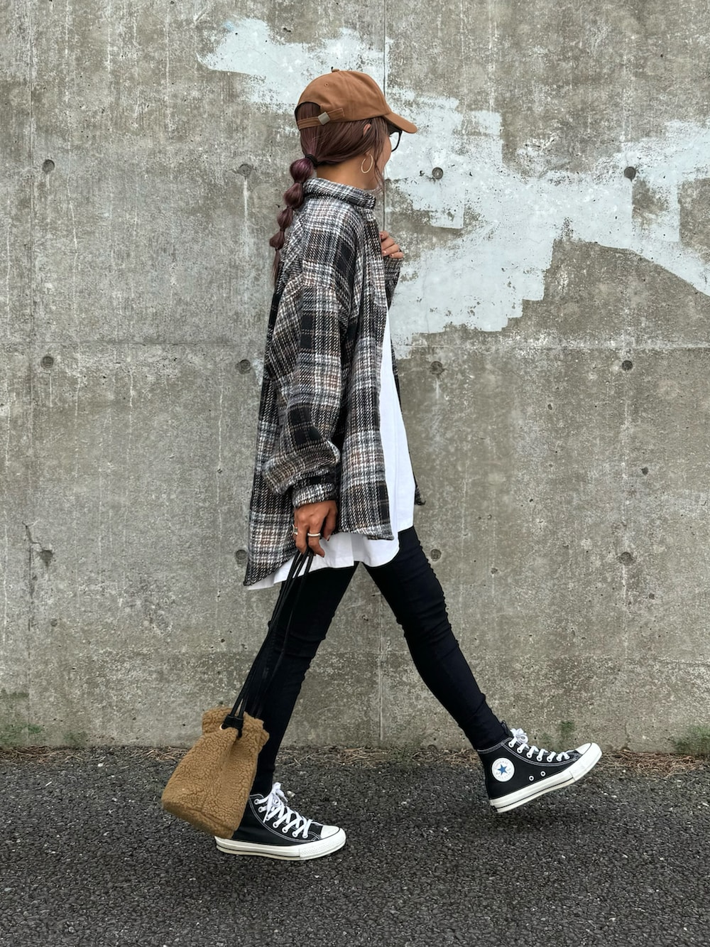 ブラック系のシャツ/ブラウス、ブラック系のその他パンツ、その他のハンドバッグを着用したレディースの秋コーディネートの3枚目の写真