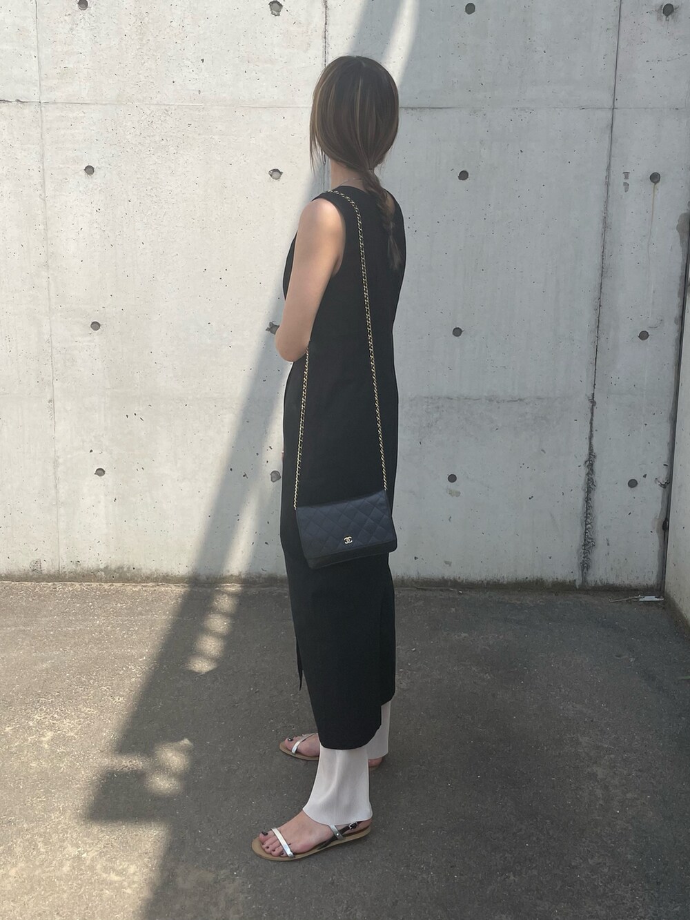 ブラック系のワンピース、シルバー系のサンダル、その他のバングル/リストバンドを着用したレディースの春コーディネートの2枚目の写真