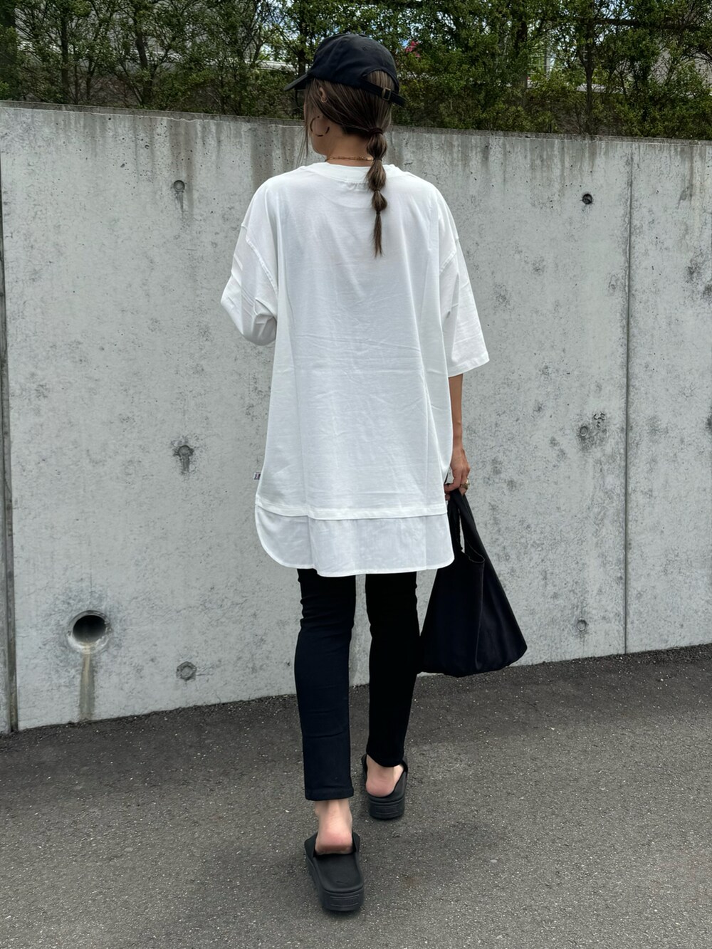 ホワイト系のTシャツ/カットソー、ブラック系のその他パンツ、その他のエコバッグ/サブバッグを着用したレディースの夏コーディネートの3枚目の写真