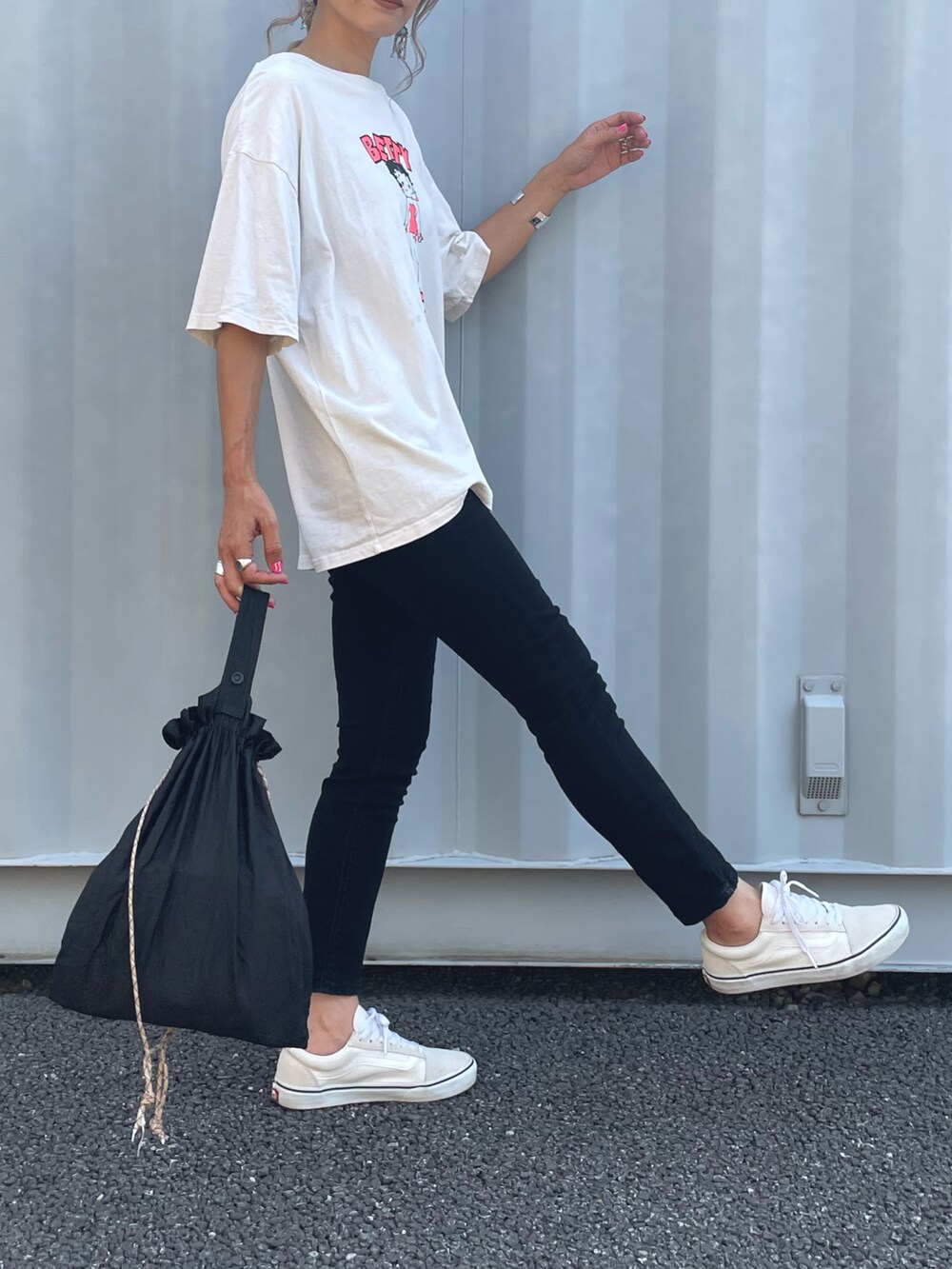 ホワイト系のTシャツ/カットソー、ブラック系のその他パンツ、グリーン系のエコバッグ/サブバッグを着用したレディースの夏コーディネートの3枚目の写真