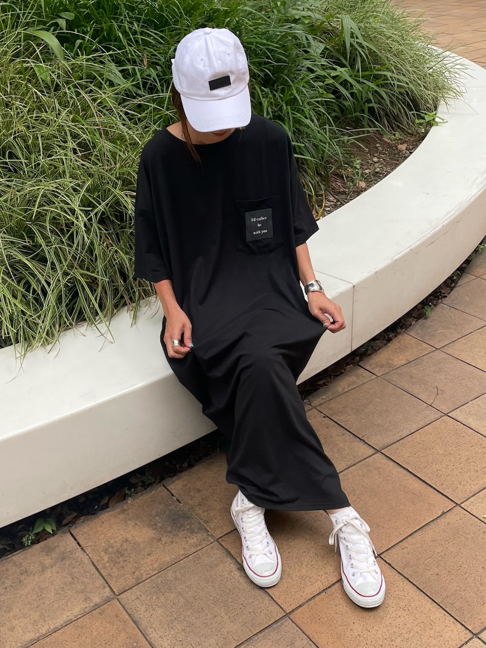 「夏コーデ、大人カジュアル、プチプラコーデ、Tシャツワンピ、ロングワンピース、ワンピース、トートバッグ、ワンピース×スニーカー、キャップ、モノトーン、カジュアル、ママコーデ、ゆるコーデ、お洒落さんとつながりたい、ワンピーススタイル」｜「copineの胸ポケットロゴ&バックロゴゆったりTシャツワンピース(ブラック)（ワンピース、ブラック系）」を使った、ayaさん（レディース・161cm）の夏コーディネートの5枚目の写真