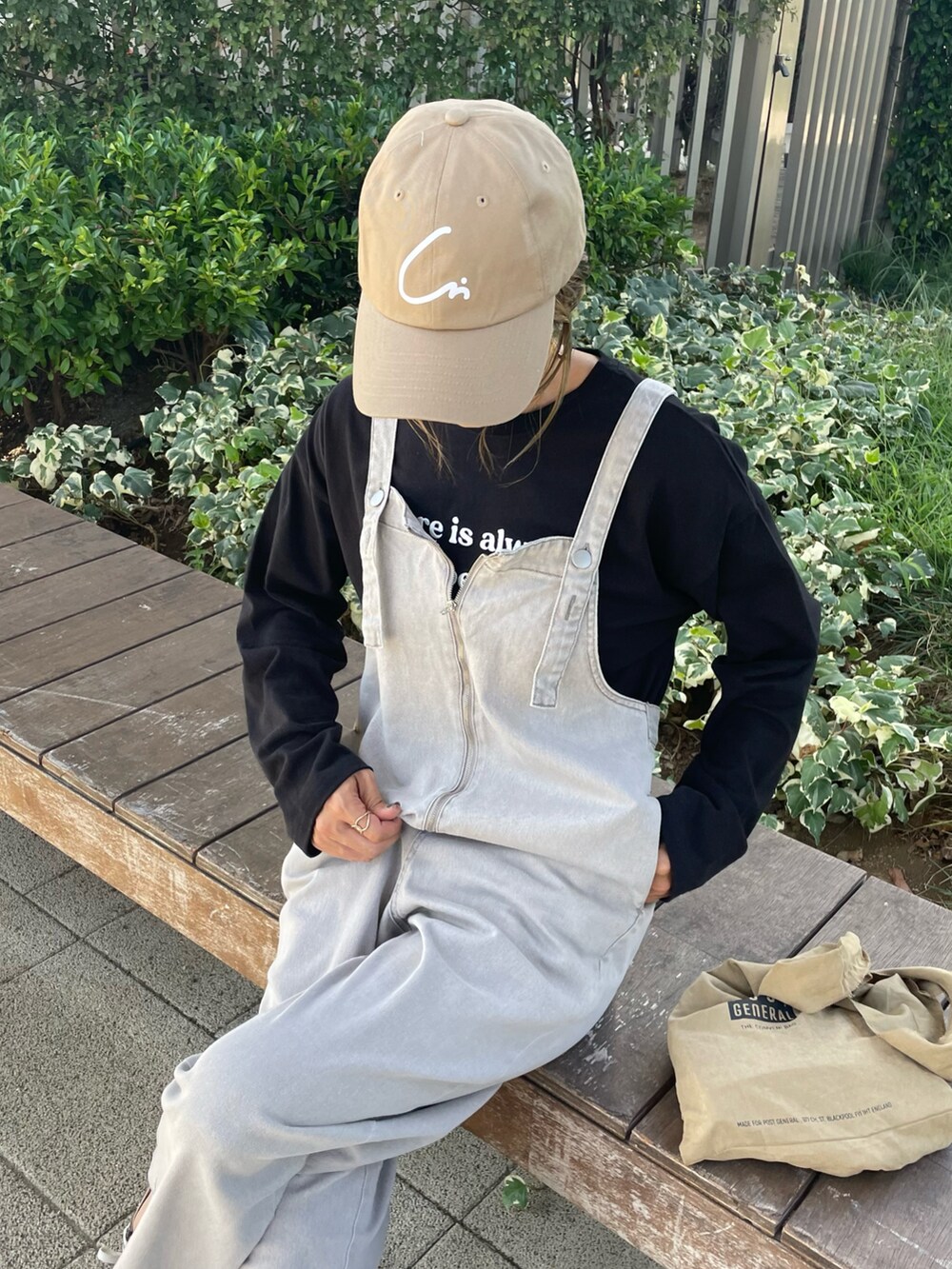 ブラック系のTシャツ/カットソー、グレー系のサロペット/オーバーオール、その他のエコバッグ/サブバッグを着用したレディースの秋コーディネートの4枚目の写真