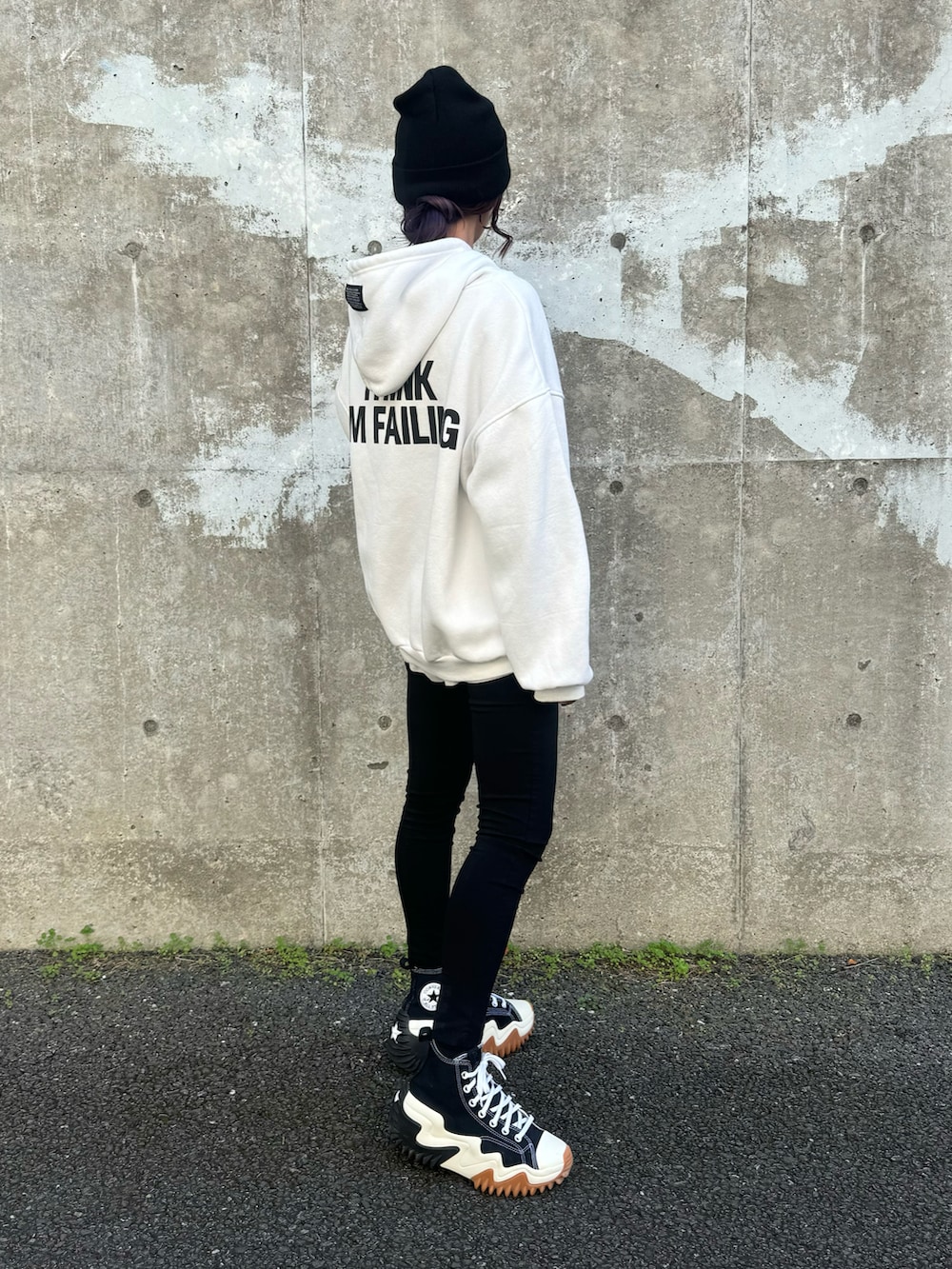 ホワイト系のパーカー、ブラック系のその他パンツ、ホワイト系のその他パンツを着用したレディースの秋コーディネートの3枚目の写真