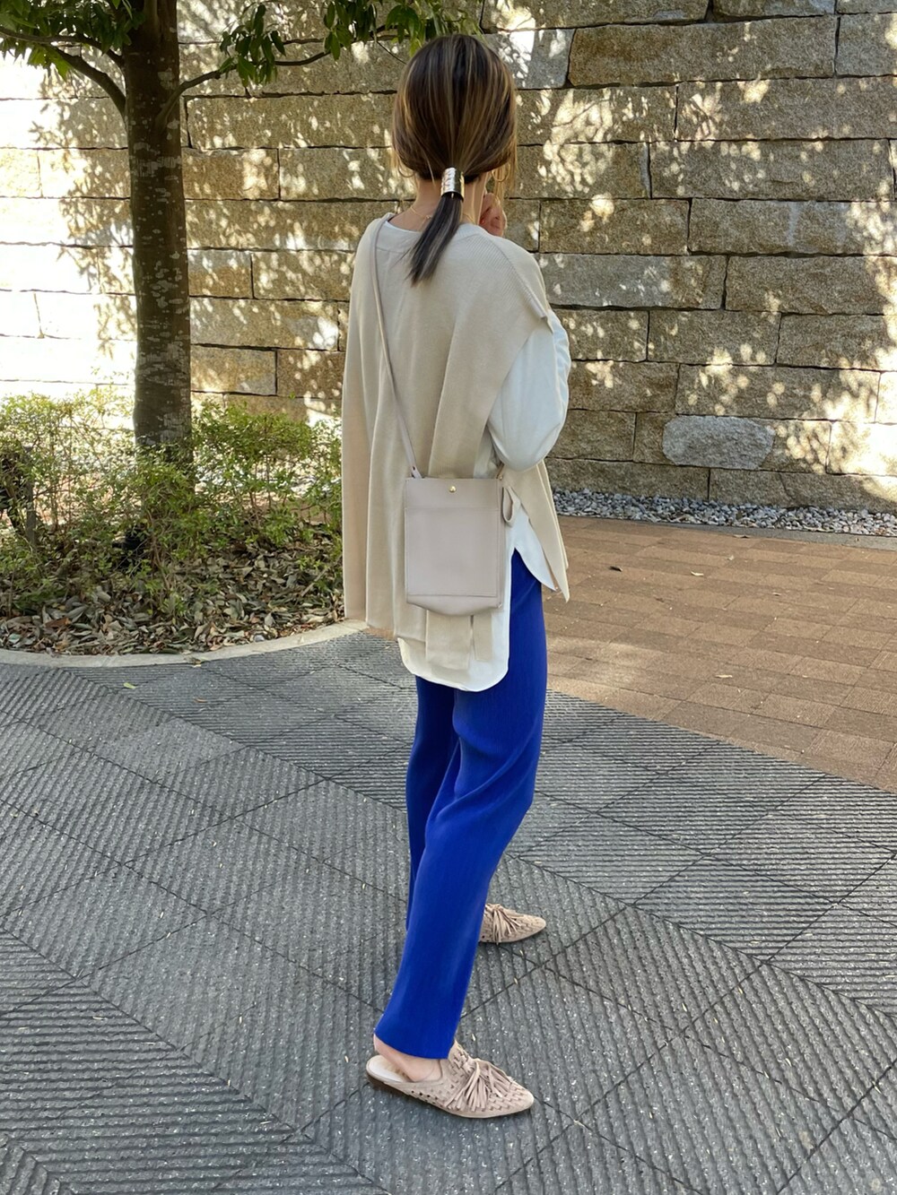 ホワイト系のTシャツ/カットソー、ベージュ系のベスト、ベージュ系のシューズを着用したレディースの春コーディネートの3枚目の写真