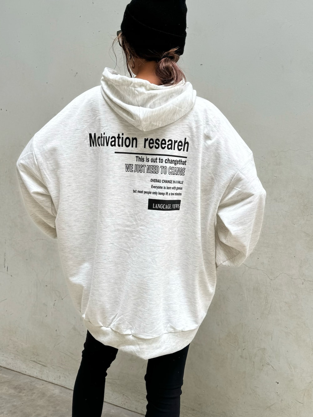 グレー系のパーカー、ブラック系のその他パンツ、ブラック系のスニーカーを着用したレディースの秋コーディネートの3枚目の写真