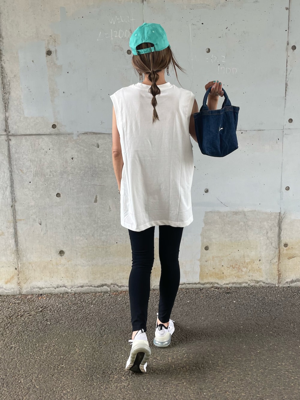 ホワイト系のTシャツ/カットソー、その他のその他パンツ、ブルー系のトートバッグを着用したレディースの夏コーディネートの4枚目の写真