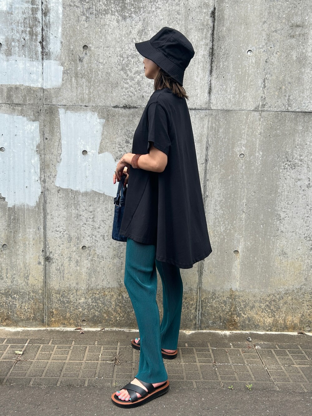 ブラック系のTシャツ/カットソー、ブルー系のトートバッグ、ブラック系のサンダルを着用したレディースの夏コーディネートの2枚目の写真