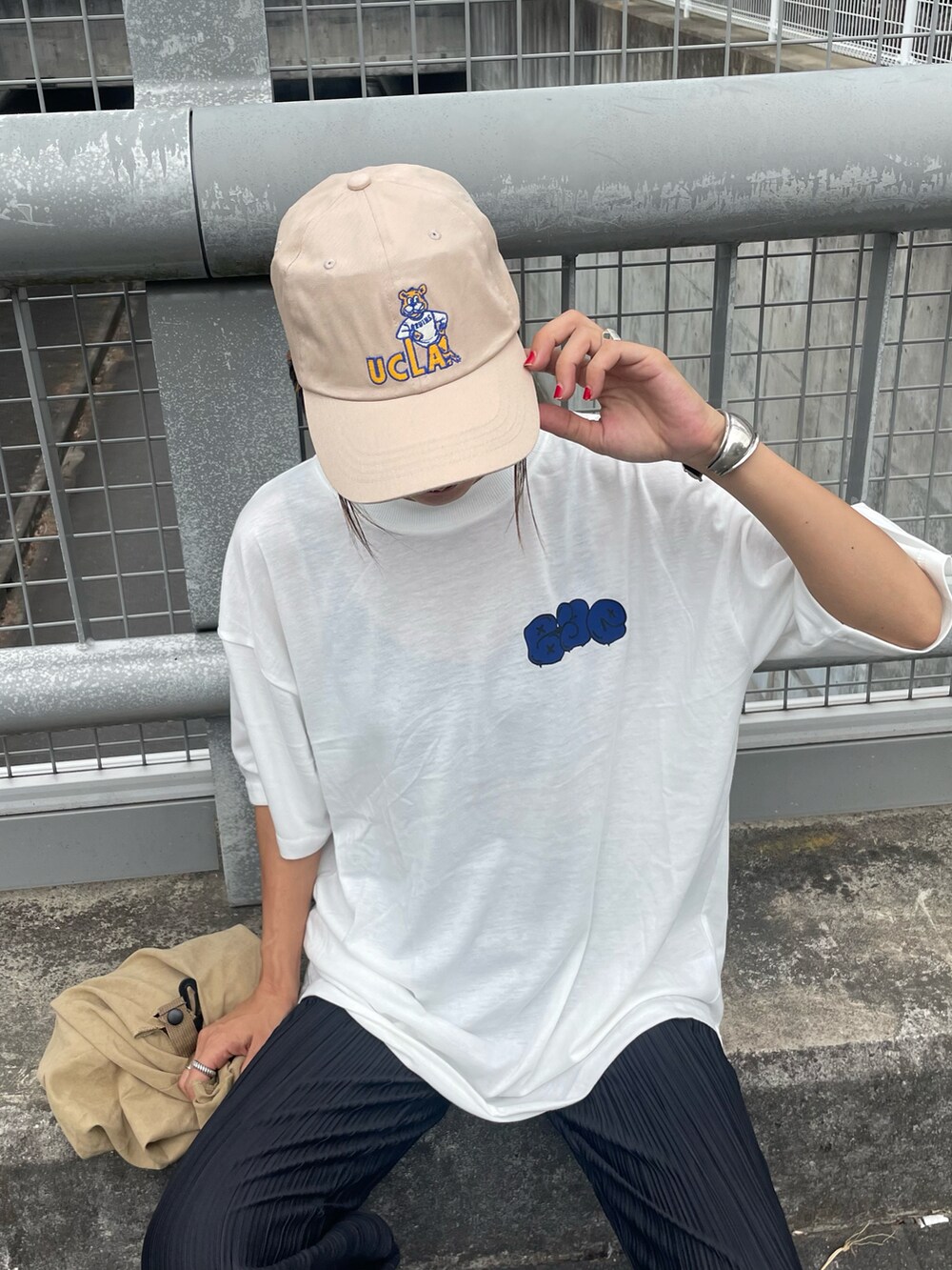 ホワイト系のTシャツ/カットソー、その他のエコバッグ/サブバッグ、ブルー系のスニーカーを着用したレディースの夏コーディネートの2枚目の写真