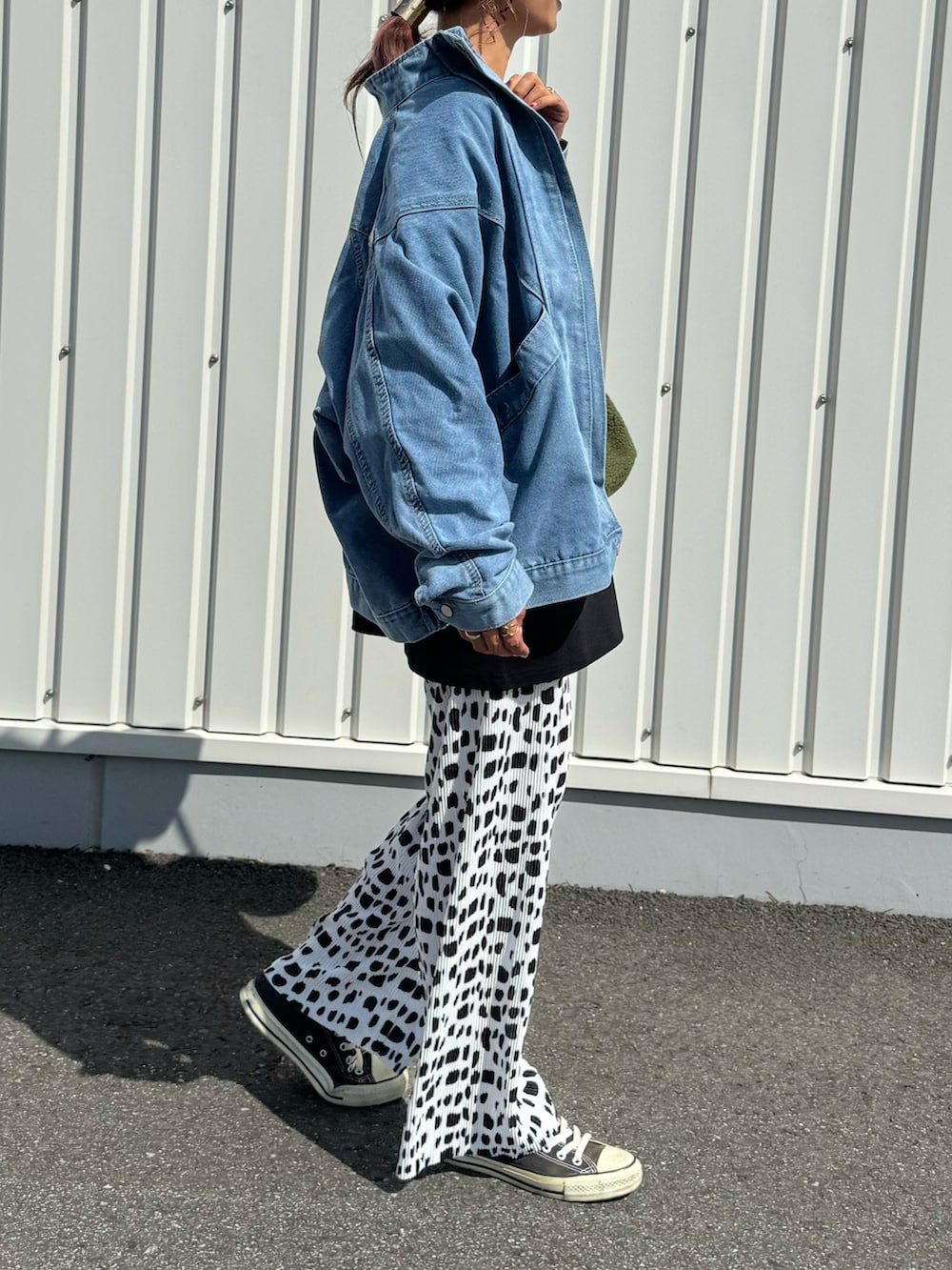 「秋のコーデ、パンツスタイル、プリーツパンツ、プリントT、デニムジャケット、おしゃれさんと繋がりたい、巾着バッグ、Dickies、秋服、キャップ、ゆるコーデ、秋コーデ、スニーカーコーデ、ダルメシアン柄、大人カジュアル」｜「copineのフォトプリントTシャツ(ブラック)（Tシャツ/カットソー、ブラック系）」を使った、ayaさん（レディース・161cm）の秋コーディネートの2枚目の写真