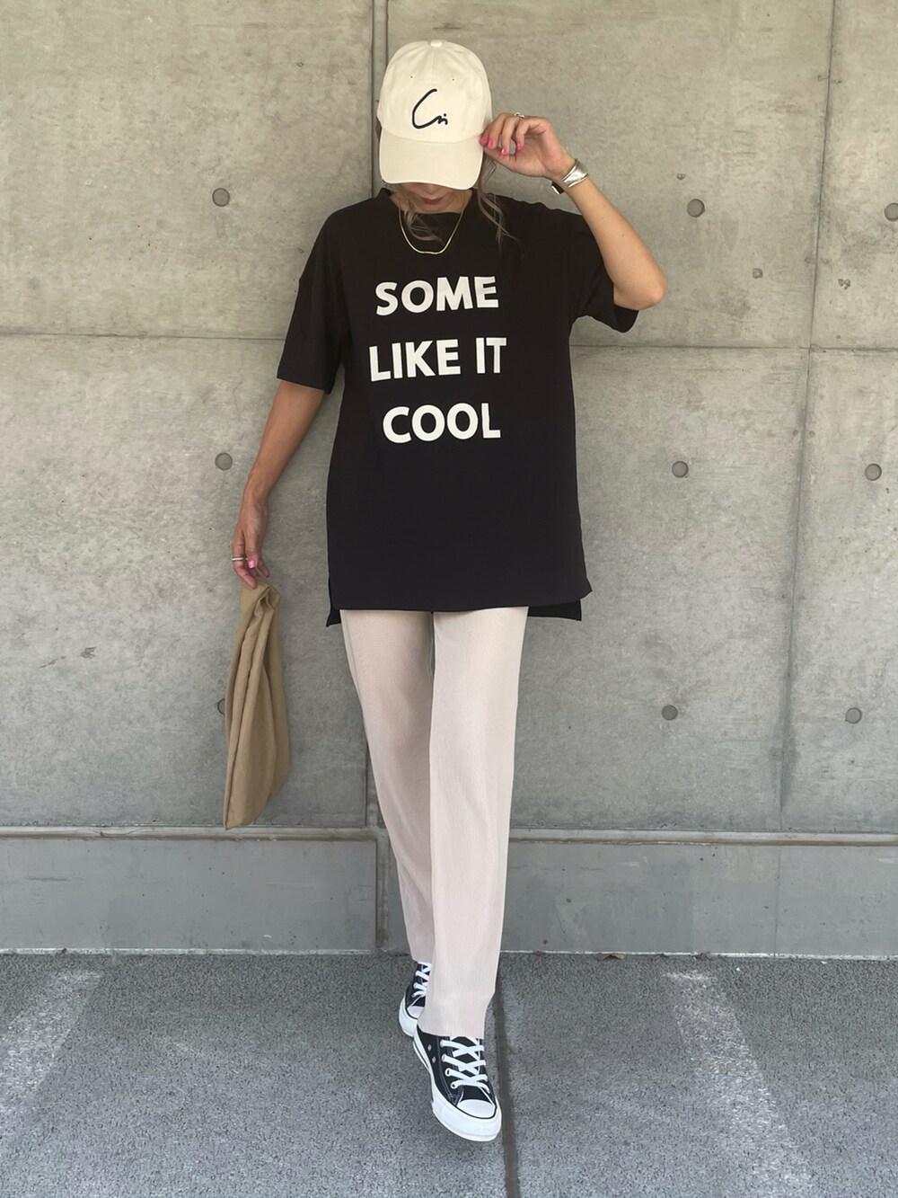 ブラック系のTシャツ/カットソー、ブラック系のスニーカー、その他のエコバッグ/サブバッグを着用したレディースの夏コーディネートの3枚目の写真