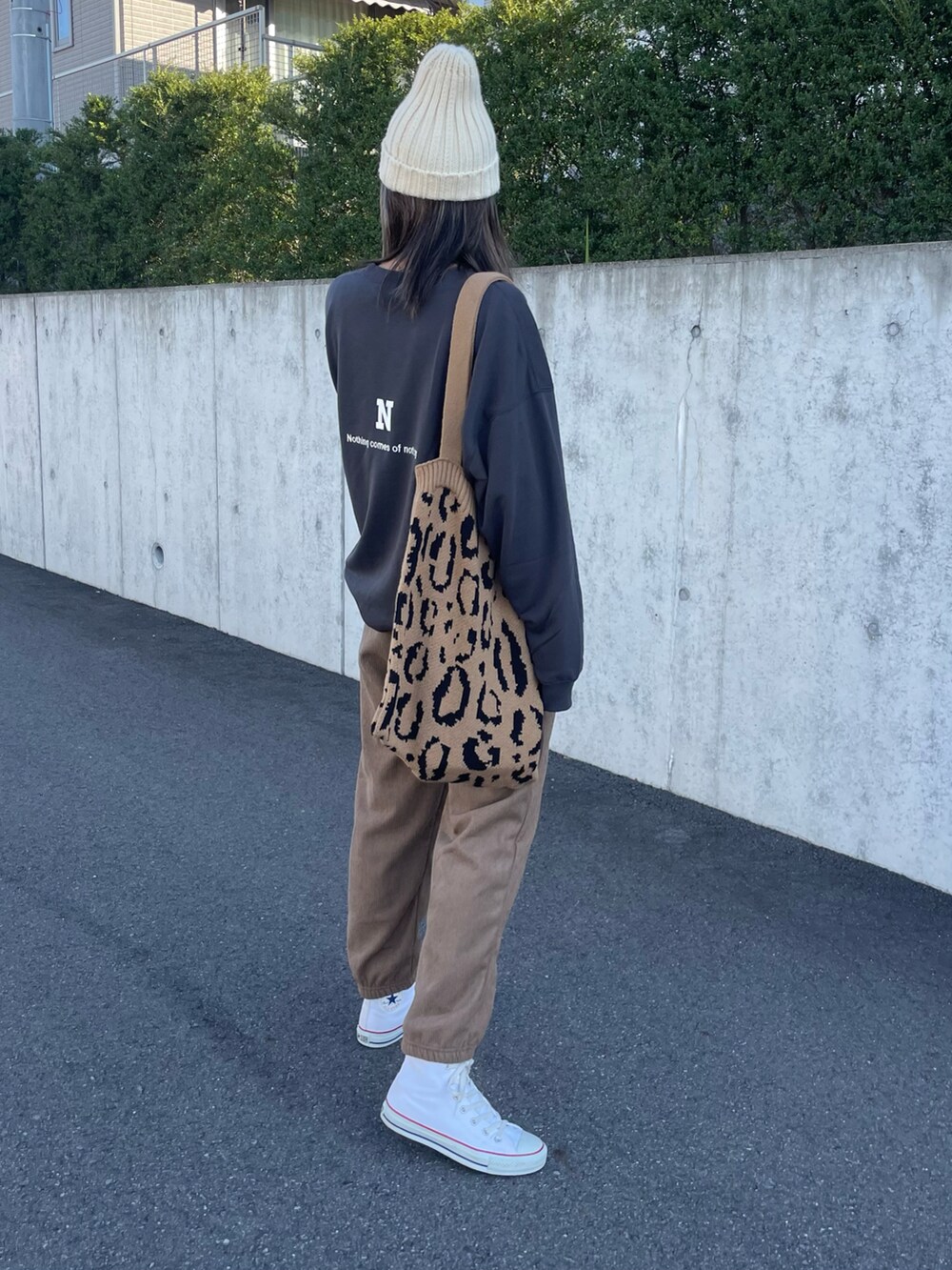 ベージュ系のその他パンツ、ブラック系のその他アウター、その他のトートバッグを着用したレディースの秋コーディネートの2枚目の写真