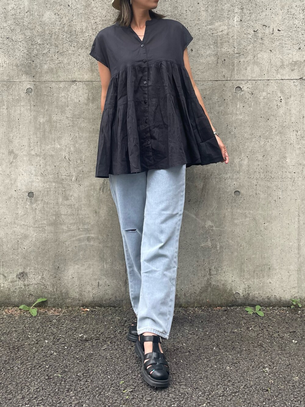 ブラック系のシャツ/ブラウス、ブルー系のデニムパンツ、ブラック系のサンダルを着用したレディースの夏コーディネートの2枚目の写真