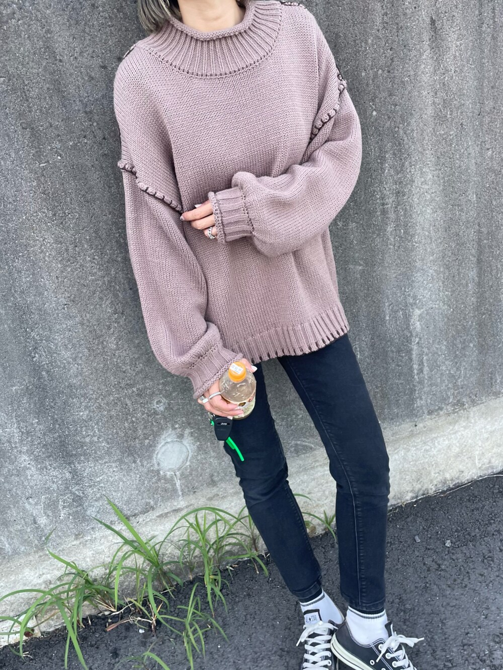 ブラウン系のニット/セーター、ブラック系のその他パンツ、ブラック系のスニーカーを着用したレディースの秋コーディネートの3枚目の写真
