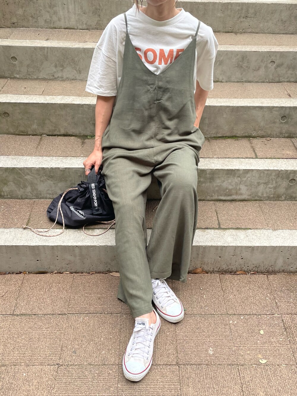 「春コーデ、ラクチンコーデ、サロペット、キャミサロペット、ロゴT、大人カジュアル、カーキ、Tシャツ、スニーカーコーデ、オーバーサイズ、ゆるコーデ、夏コーデ、シンプルコーデ、プチプラコーデ、春夏コーデ」｜「copineのサイドスリットビッグロゴプリントTシャツ(4color)（Tシャツ/カットソー、ホワイト系）」を使った、ayaさん（レディース・161cm）の春コーディネートの4枚目の写真