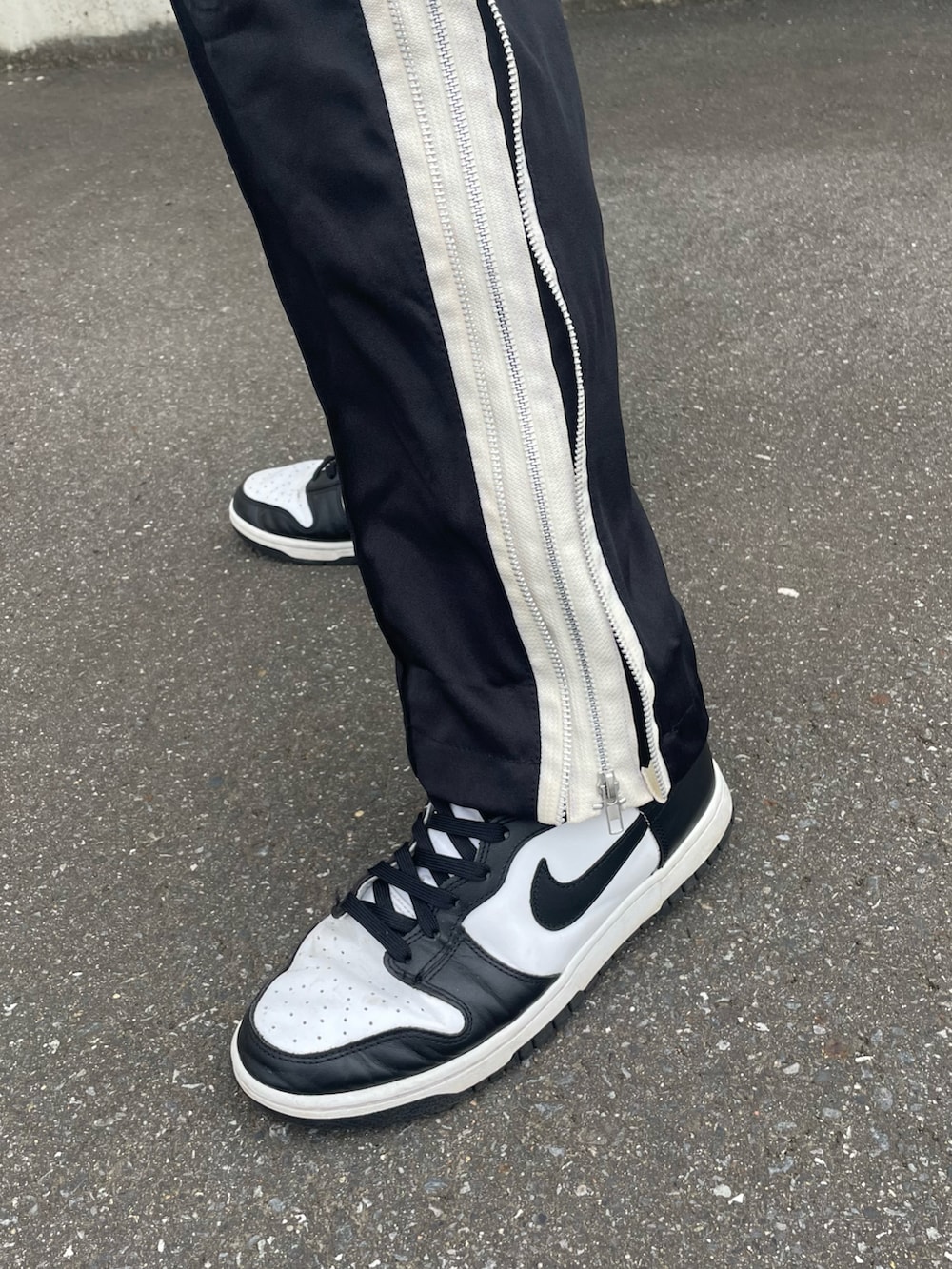 ブラック系のその他パンツ、ホワイト系のスニーカー、その他のバングル/リストバンドを着用したレディースの秋コーディネートの5枚目の写真