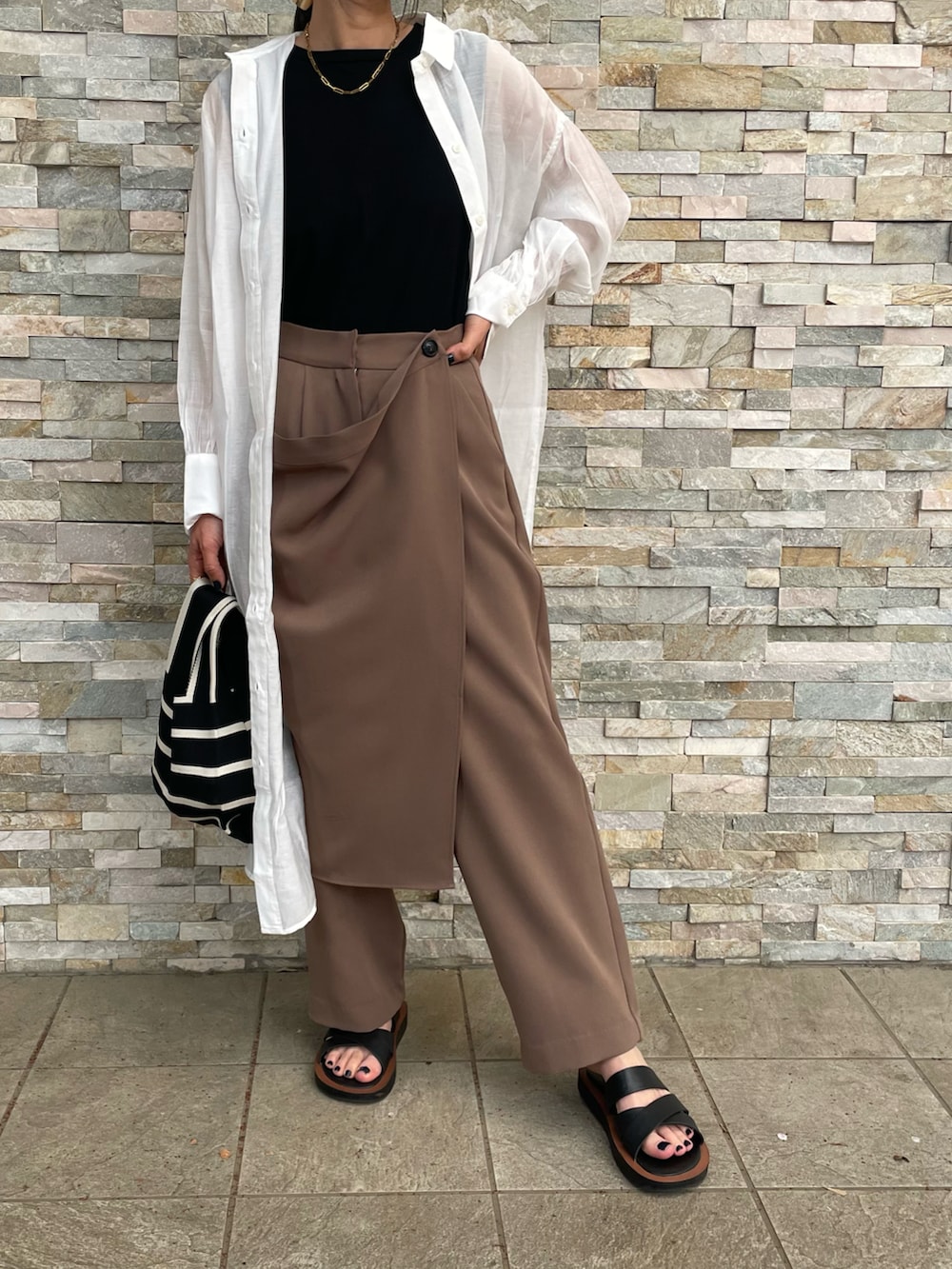 ホワイト系のシャツ/ブラウス、ブラック系のTシャツ/カットソー、ブラウン系のその他パンツを着用したレディースの春コーディネートの4枚目の写真