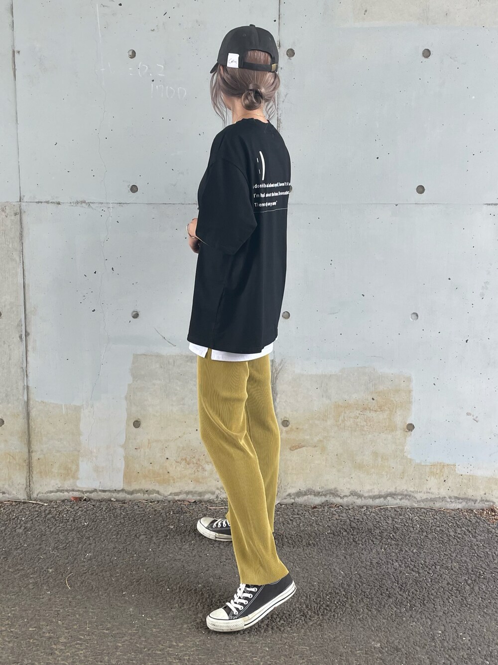 ブラック系のTシャツ/カットソー、ブラック系のスニーカー、その他のその他アンダーウェア/インナーを着用したレディースの夏コーディネートの3枚目の写真