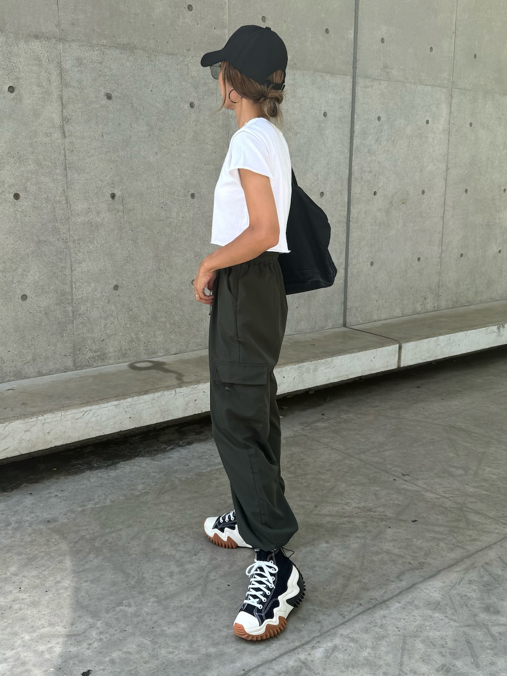 ホワイト系のTシャツ/カットソー、グリーン系のカーゴパンツ、その他のトートバッグを着用したレディースの夏コーディネートの2枚目の写真