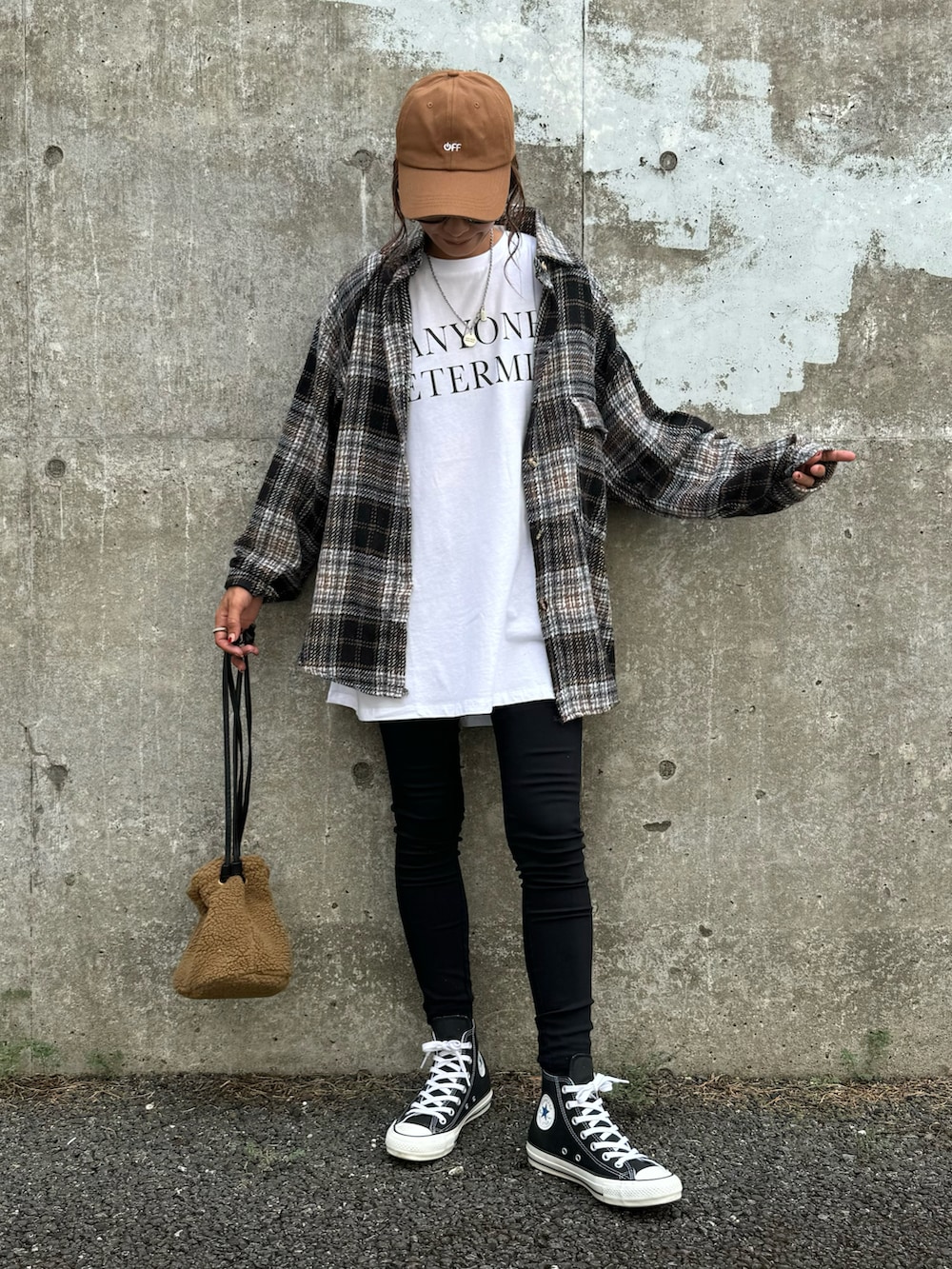 ブラック系のシャツ/ブラウス、ブラック系のその他パンツ、その他のハンドバッグを着用したレディースの秋コーディネートの2枚目の写真