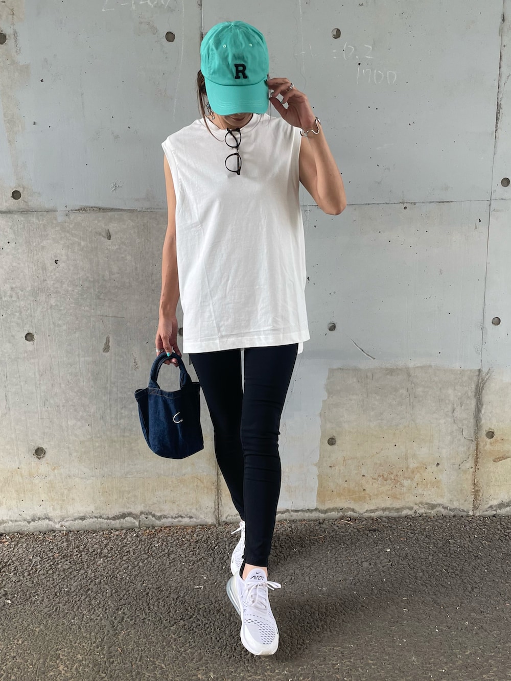 ホワイト系のTシャツ/カットソー、その他のその他パンツ、ブルー系のトートバッグを着用したレディースの夏コーディネートの2枚目の写真