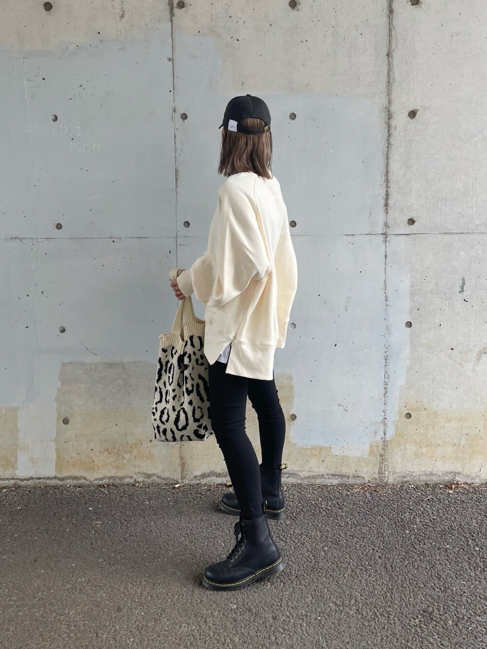 「秋冬コーデ、スウェット、シンプル、秋ルック紹介するよ、秋服、レオパード、ニット、ニットバッグ、モノトーンコーデ、ブーツ、Dr.Martens、オトナカジュアル、プチプラコーデ、キャップ、袖ボリューム」｜「copineのサイドジッパーオーバーサイズトレーナー(2color)（スウェット、ホワイト系）」を使った、ayaさん（レディース・161cm）の秋コーディネートの2枚目の写真