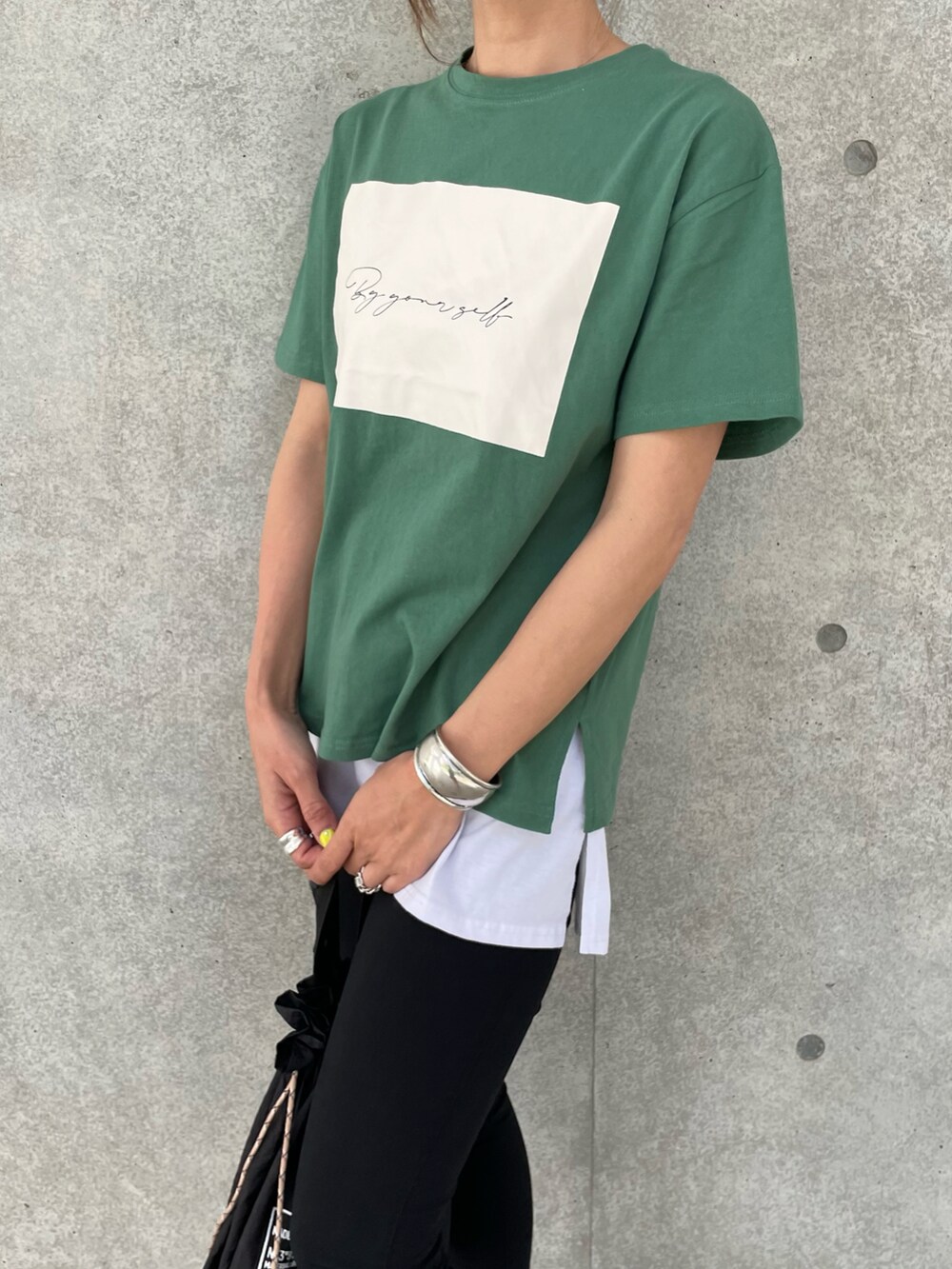 その他のその他パンツ、ホワイト系のスニーカー、グリーン系のエコバッグ/サブバッグを着用したレディースの春コーディネートの4枚目の写真