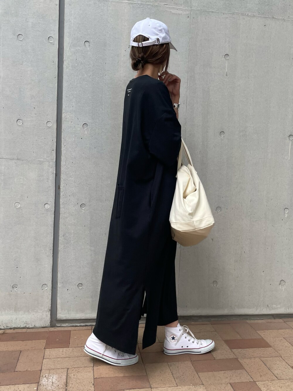 「夏コーデ、大人カジュアル、プチプラコーデ、Tシャツワンピ、ロングワンピース、ワンピース、トートバッグ、ワンピース×スニーカー、キャップ、モノトーン、カジュアル、ママコーデ、ゆるコーデ、お洒落さんとつながりたい、ワンピーススタイル」｜「copineの胸ポケットロゴ&バックロゴゆったりTシャツワンピース(ブラック)（ワンピース、ブラック系）」を使った、ayaさん（レディース・161cm）の夏コーディネートの4枚目の写真