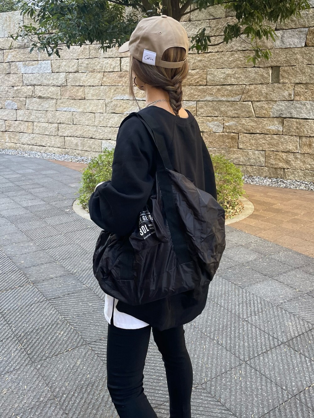 ブラック系のスウェット、その他のその他パンツ、ブラック系のエコバッグ/サブバッグを着用したレディースの冬コーディネートの4枚目の写真