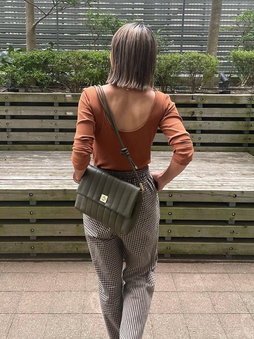 ブラウン系のTシャツ/カットソー、ベージュ系のその他パンツ、ブラック系のバレエシューズを着用したレディースの秋コーディネートの4枚目の写真