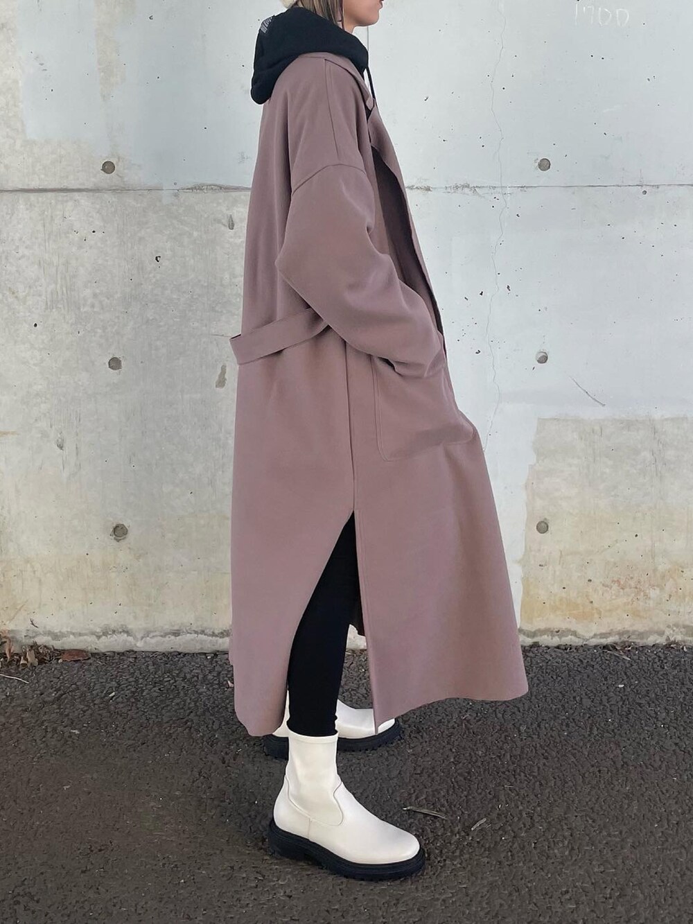 ブラウン系のチェスターコート、ブラック系のパーカー、ブラック系のその他パンツを着用したレディースの秋コーディネートの4枚目の写真