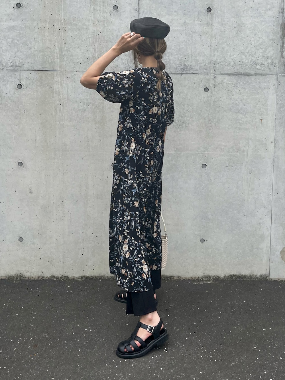 「オトナカジュアル、グルカサンダル、モノトーンコーデ、ワンピーススタイル、花柄ワンピース、ワントーンコーデ、お洒落さんとつながりたい、サマーニット、ロングシャツ、プチプラ、ロングワンピース、ショルダーバッグ、シンプルコーデ、キャスケット、ワンピース」｜「copineのキーネック花柄5分袖ガウンワンピース(2color)（シャツワンピース、ベージュ系）」を使った、ayaさん（レディース・161cm）の夏コーディネートの3枚目の写真