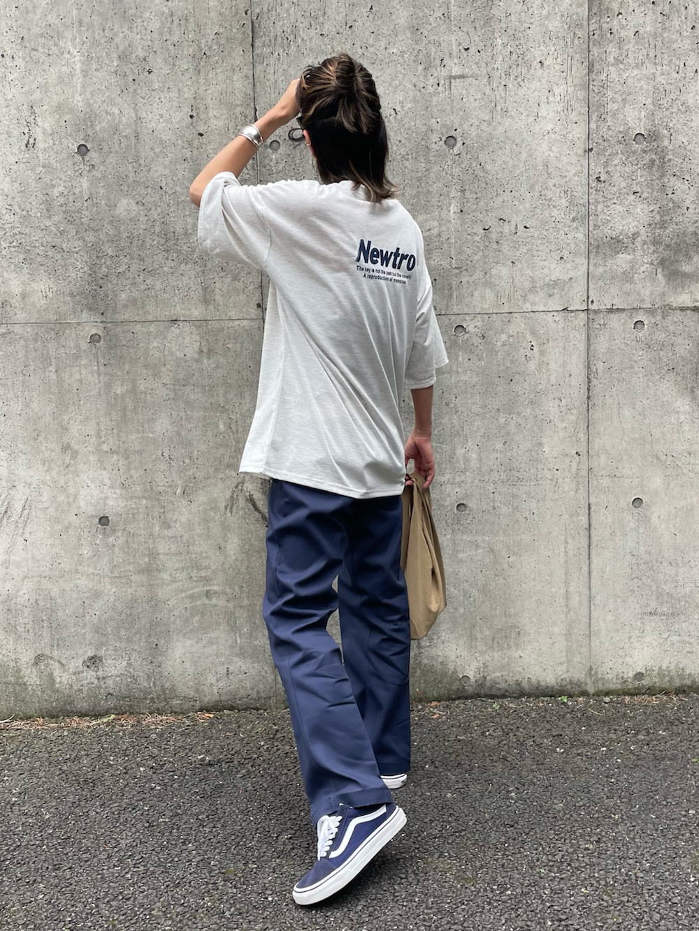 グレー系のTシャツ/カットソー、ブルー系のチノパンツ、その他のエコバッグ/サブバッグを着用したレディースの夏コーディネートの2枚目の写真