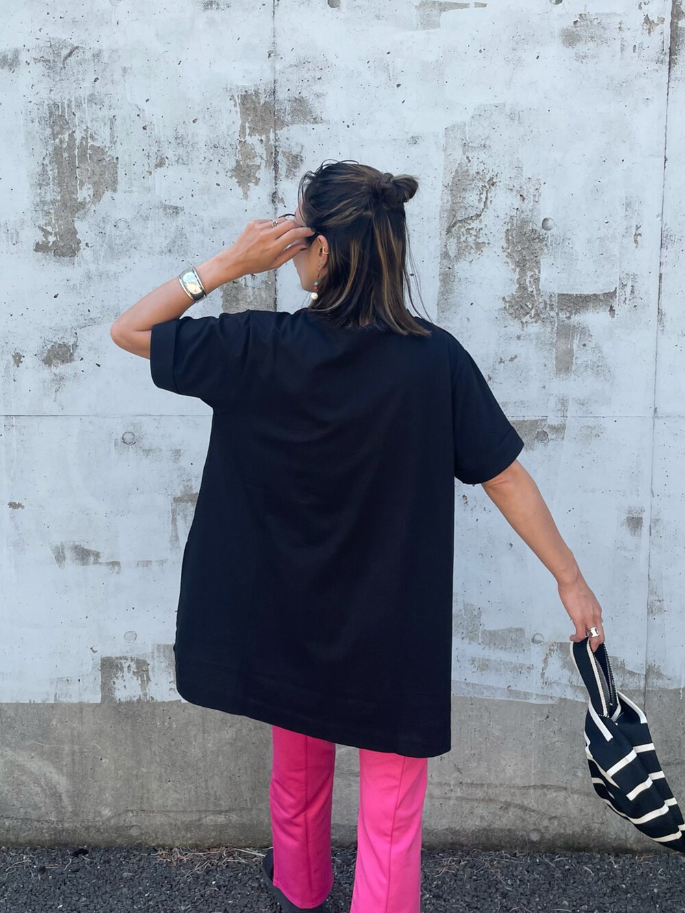ブラック系のTシャツ/カットソー、ピンク系のその他パンツ、ブラック系のハンドバッグを着用したレディースの夏コーディネートの4枚目の写真