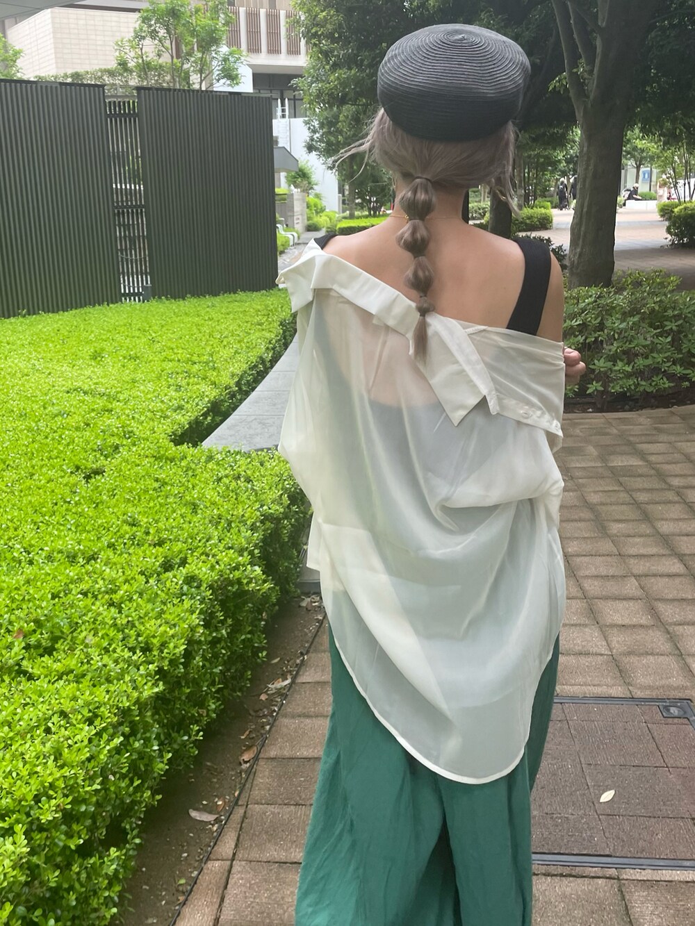 「大人カジュアル、ラクチンコーデ、プチプラコーデ、夏コーデ、ワイドパンツ、シアーシャツ、シャツスタイル、サンダル、カラーパンツ、グリーン、ゆるコーデ、カラーコーデ、リラックススタイル、シースルー、キャスケット」｜「copineのボリューム袖シアーシャツ（シャツ/ブラウス、ホワイト系）」を使った、ayaさん（レディース・161cm）の夏コーディネートの5枚目の写真