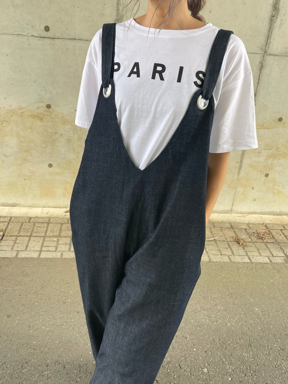 ホワイト系のTシャツ/カットソー、ブルー系のサロペット/オーバーオール、オレンジ系のスニーカーを着用したレディースの夏コーディネートの5枚目の写真
