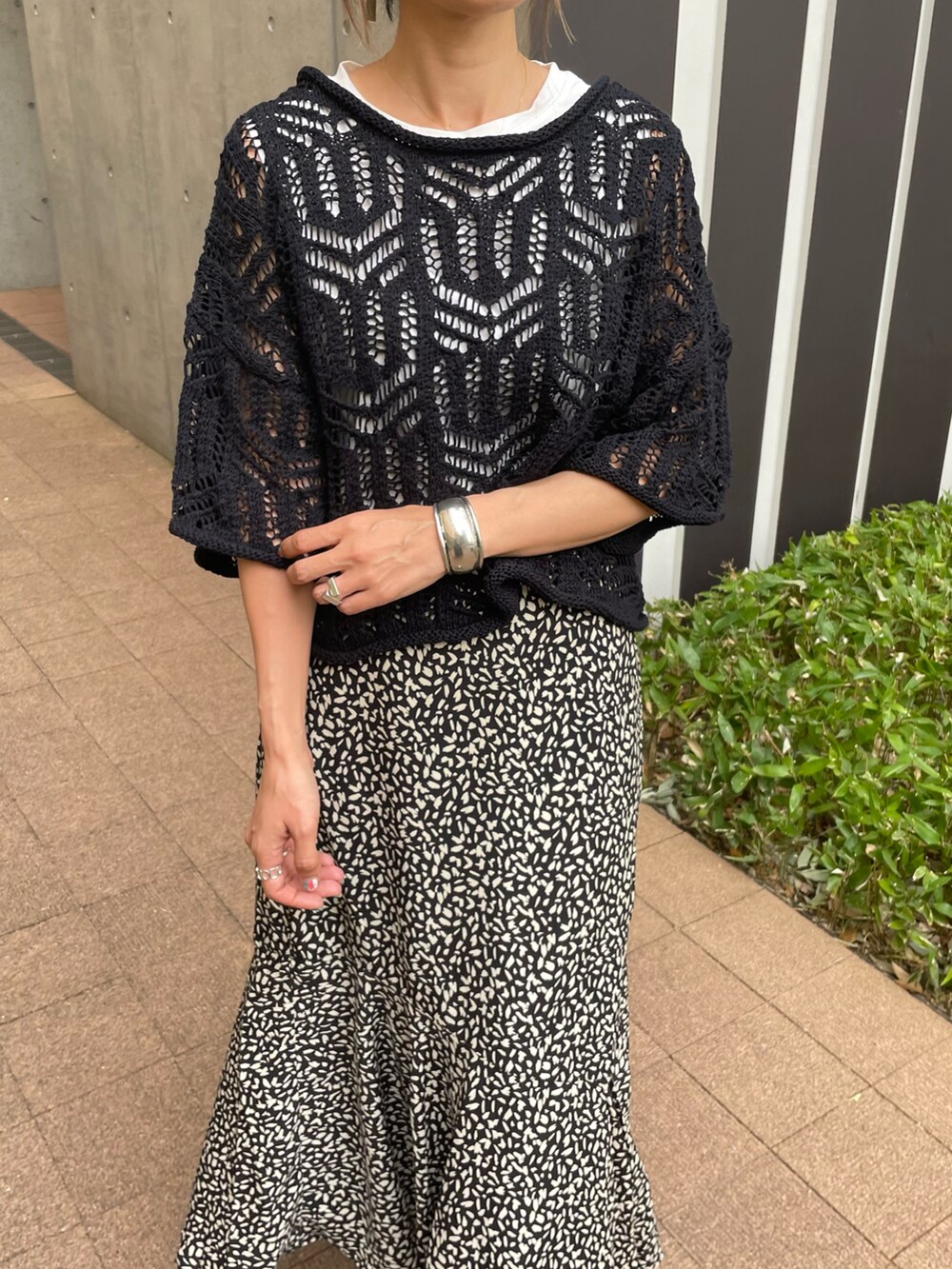 ブラック系のニット/セーター、その他のTシャツ/カットソー、ブラック系のスカートを着用したレディースの春コーディネートの3枚目の写真