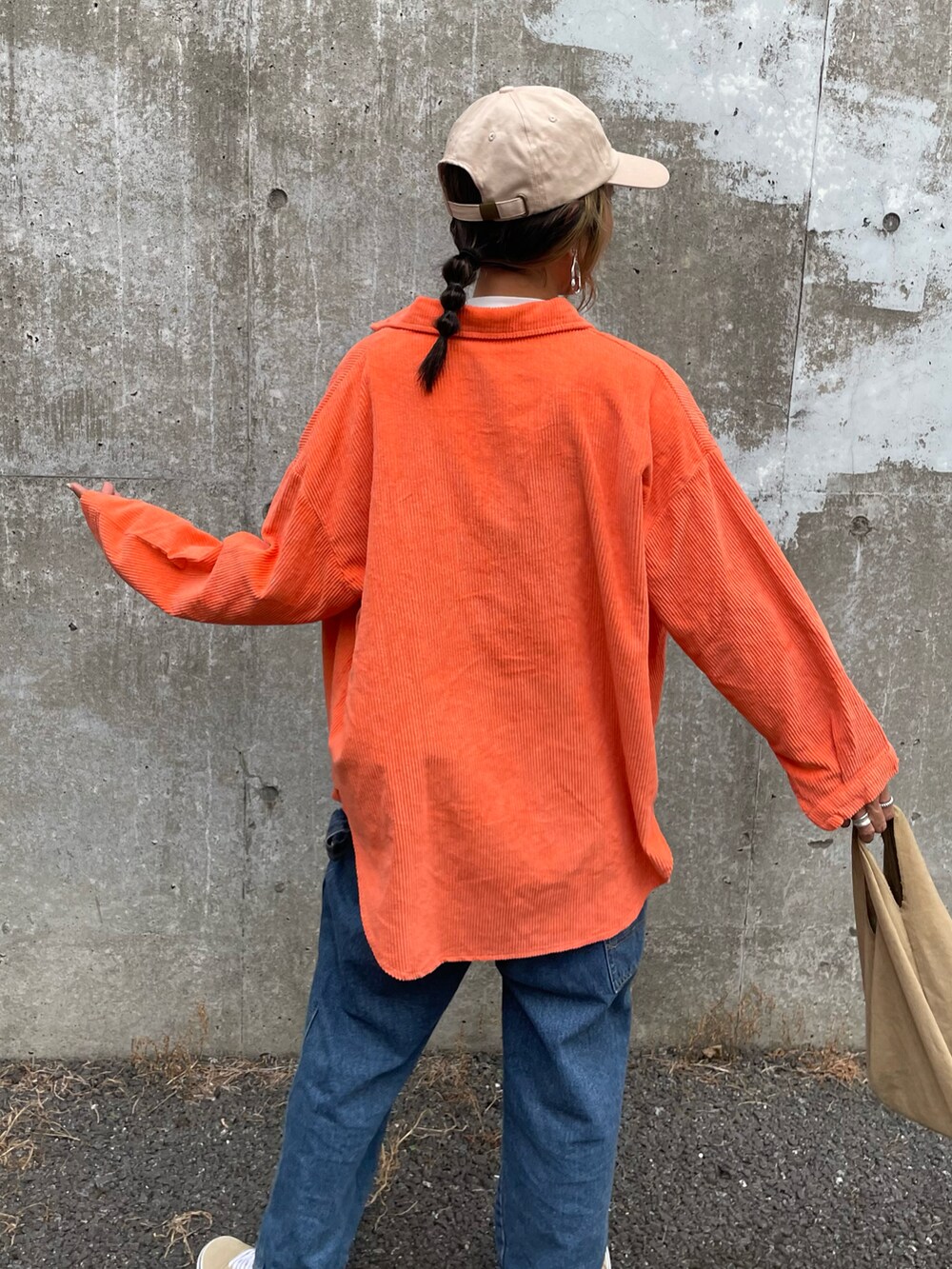 オレンジ系のシャツ/ブラウス、ホワイト系のTシャツ/カットソー、ブルー系のサロペット/オーバーオールを着用したレディースの秋コーディネートの3枚目の写真