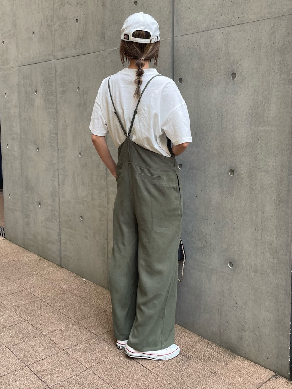 「春コーデ、ラクチンコーデ、サロペット、キャミサロペット、ロゴT、大人カジュアル、カーキ、Tシャツ、スニーカーコーデ、オーバーサイズ、ゆるコーデ、夏コーデ、シンプルコーデ、プチプラコーデ、春夏コーデ」｜「copineのサイドスリットビッグロゴプリントTシャツ(4color)（Tシャツ/カットソー、ホワイト系）」を使った、ayaさん（レディース・161cm）の春コーディネートの3枚目の写真