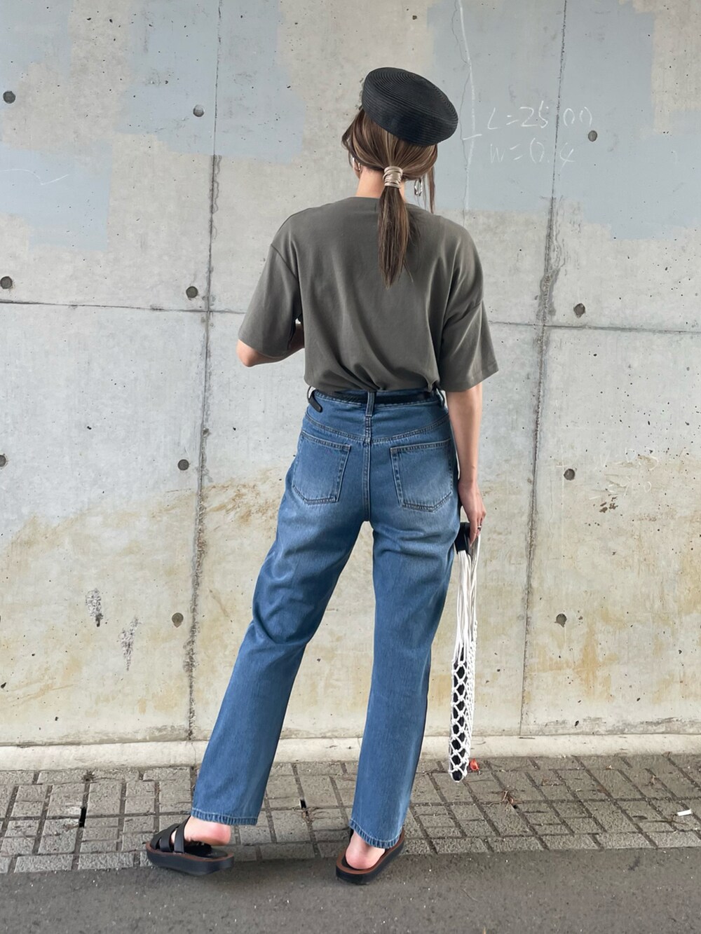 グリーン系のTシャツ/カットソー、ブルー系のデニムパンツ、その他のハンドバッグを着用したレディースの夏コーディネートの4枚目の写真
