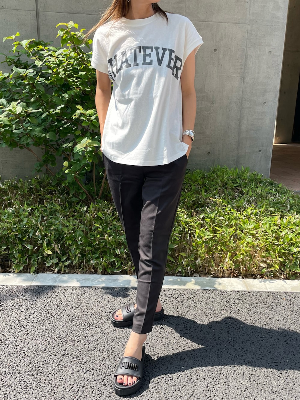 ブラック系のサンダル、その他のバングル/リストバンドを着用したレディースの夏コーディネートの2枚目の写真