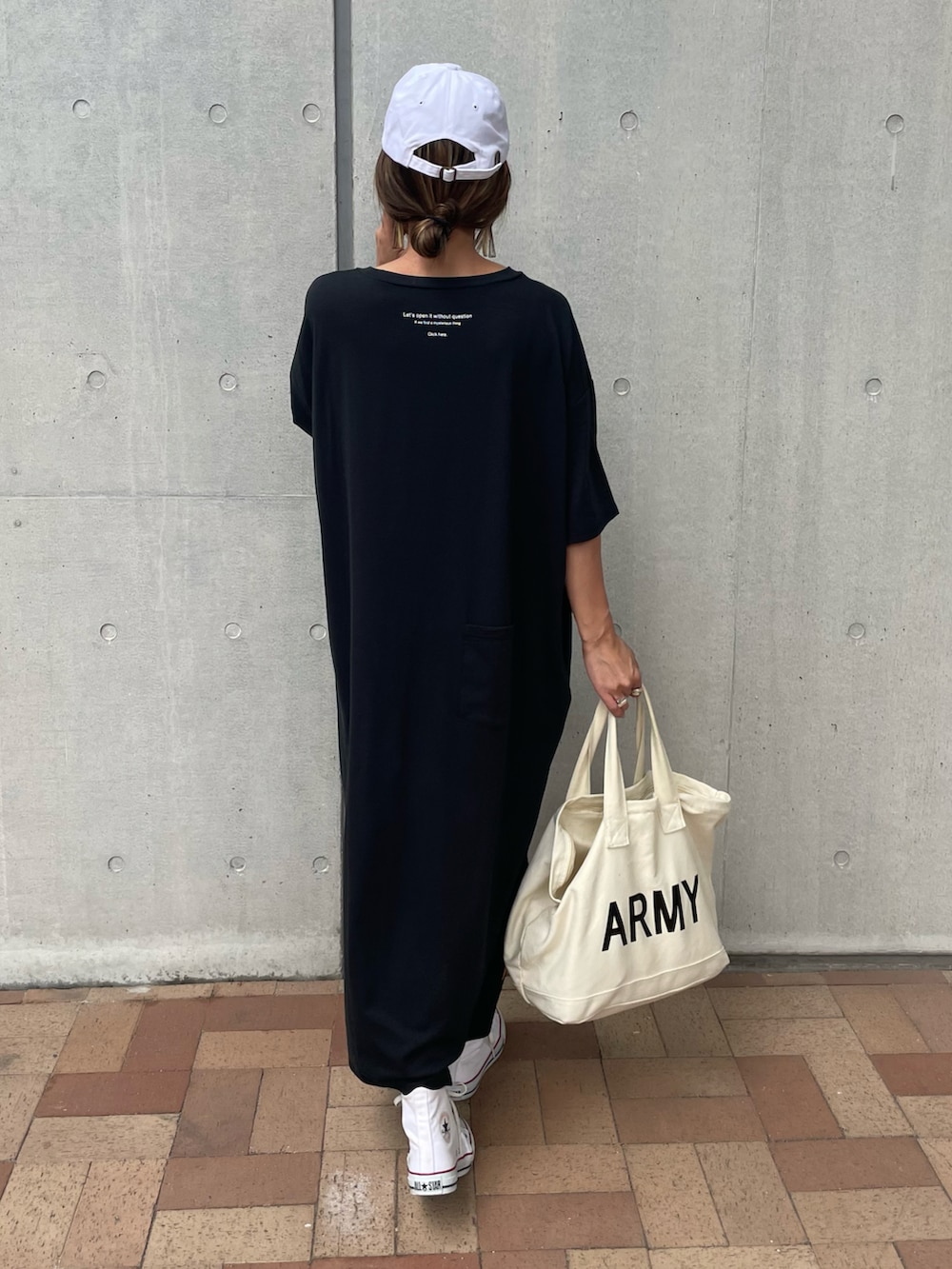 「夏コーデ、大人カジュアル、プチプラコーデ、Tシャツワンピ、ロングワンピース、ワンピース、トートバッグ、ワンピース×スニーカー、キャップ、モノトーン、カジュアル、ママコーデ、ゆるコーデ、お洒落さんとつながりたい、ワンピーススタイル」｜「copineの胸ポケットロゴ&バックロゴゆったりTシャツワンピース(ブラック)（ワンピース、ブラック系）」を使った、ayaさん（レディース・161cm）の夏コーディネートの3枚目の写真