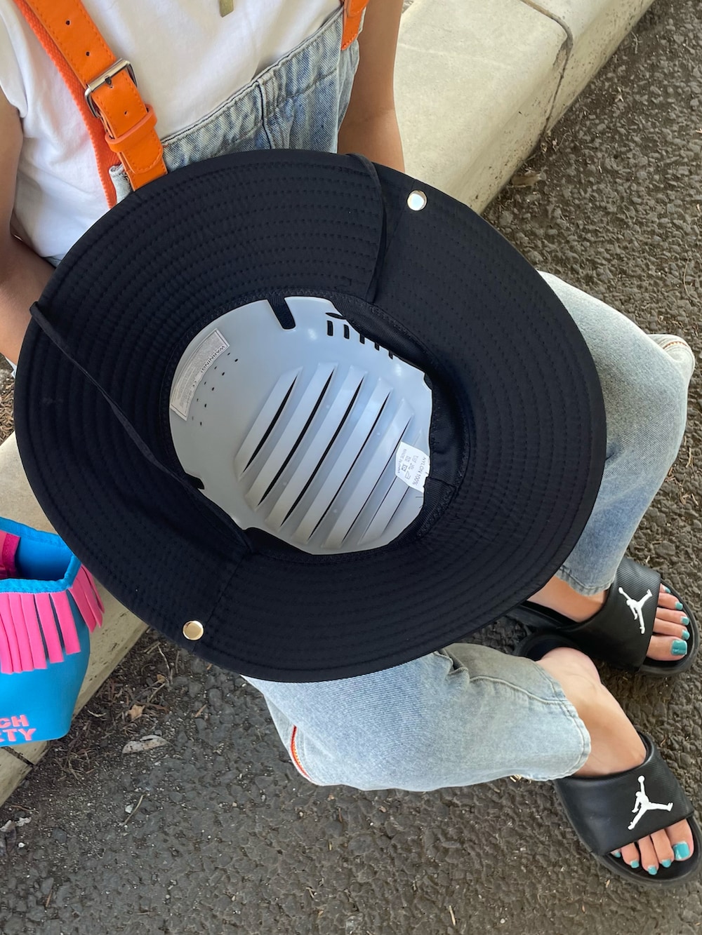 ブルー系のサロペット/オーバーオール、ホワイト系のTシャツ/カットソー、ブラック系のサンダルを着用したレディースの夏コーディネートの5枚目の写真