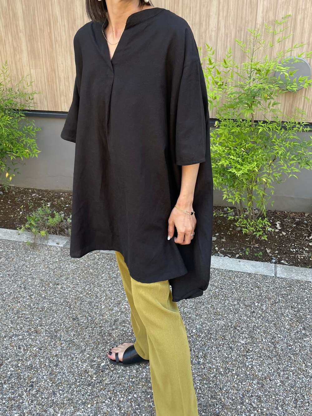 ブラック系のシャツ/ブラウス、ブラウン系のサンダル、ベージュ系のハットを着用したレディースの春コーディネートの4枚目の写真