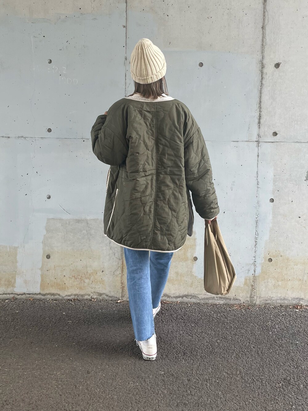 グリーン系のその他アウター、ホワイト系のスウェット、ブルー系のデニムパンツを着用したレディースの秋コーディネートの3枚目の写真