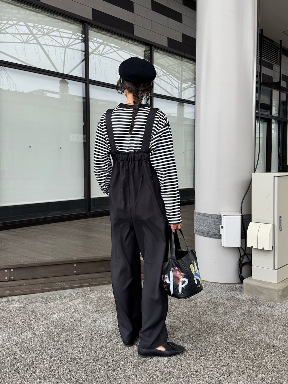 ブラック系のTシャツ/カットソー、ブラック系のサロペット/オーバーオール、ブラック系のその他シューズを着用したレディースの春コーディネートの3枚目の写真