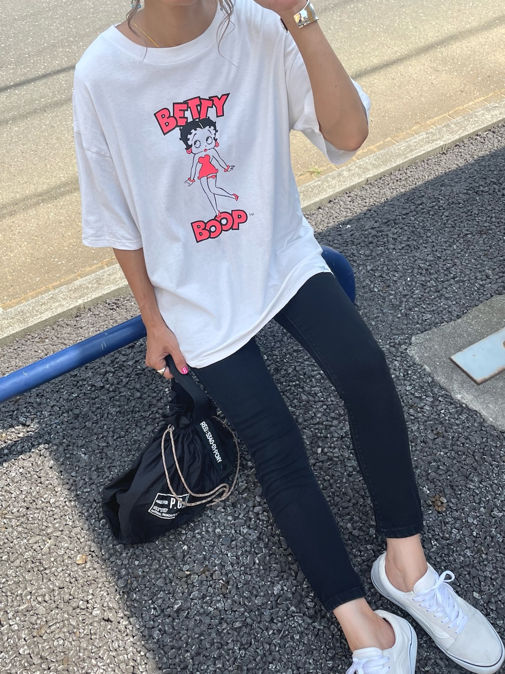 ホワイト系のTシャツ/カットソー、ブラック系のその他パンツ、グリーン系のエコバッグ/サブバッグを着用したレディースの夏コーディネートの4枚目の写真