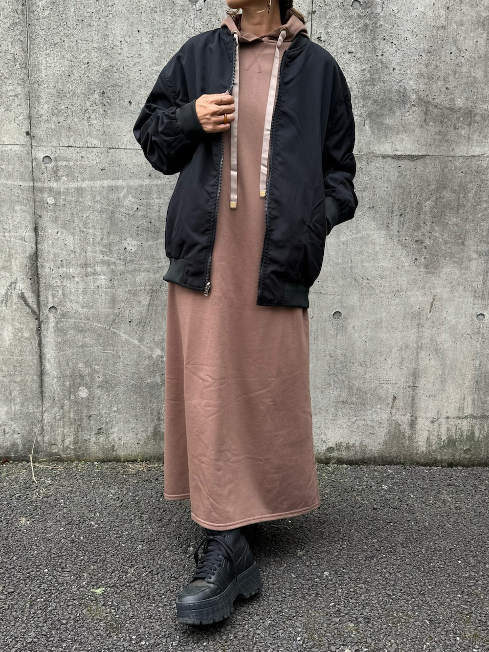 ブラウン系のワンピース、ブラック系のMA-1、ブラック系のスニーカーを着用したレディースの秋コーディネートの2枚目の写真