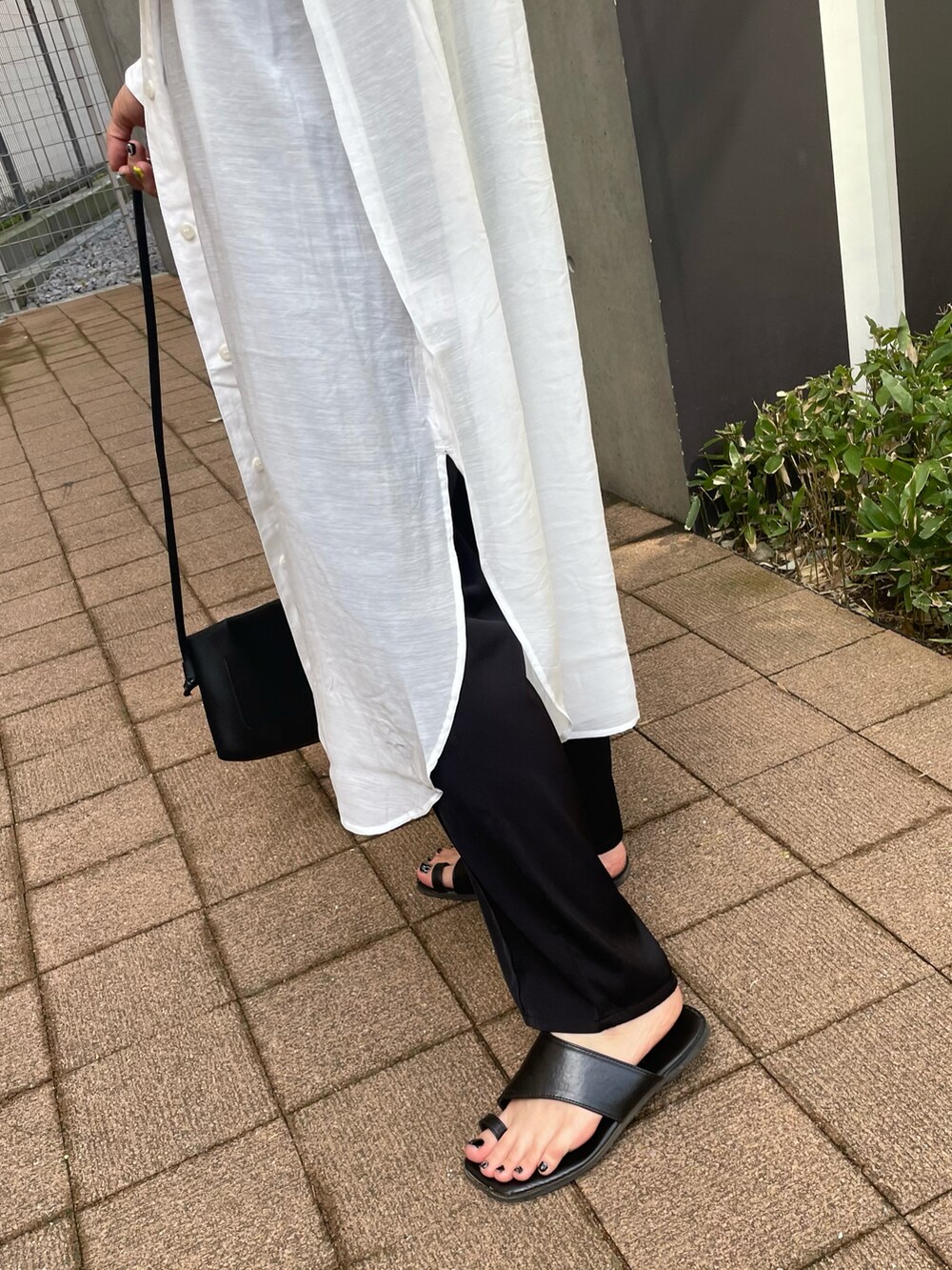 ホワイト系のシャツ/ブラウス、ホワイト系のTシャツ/カットソー、ベージュ系のショルダーバッグを着用したレディースの春コーディネートの4枚目の写真