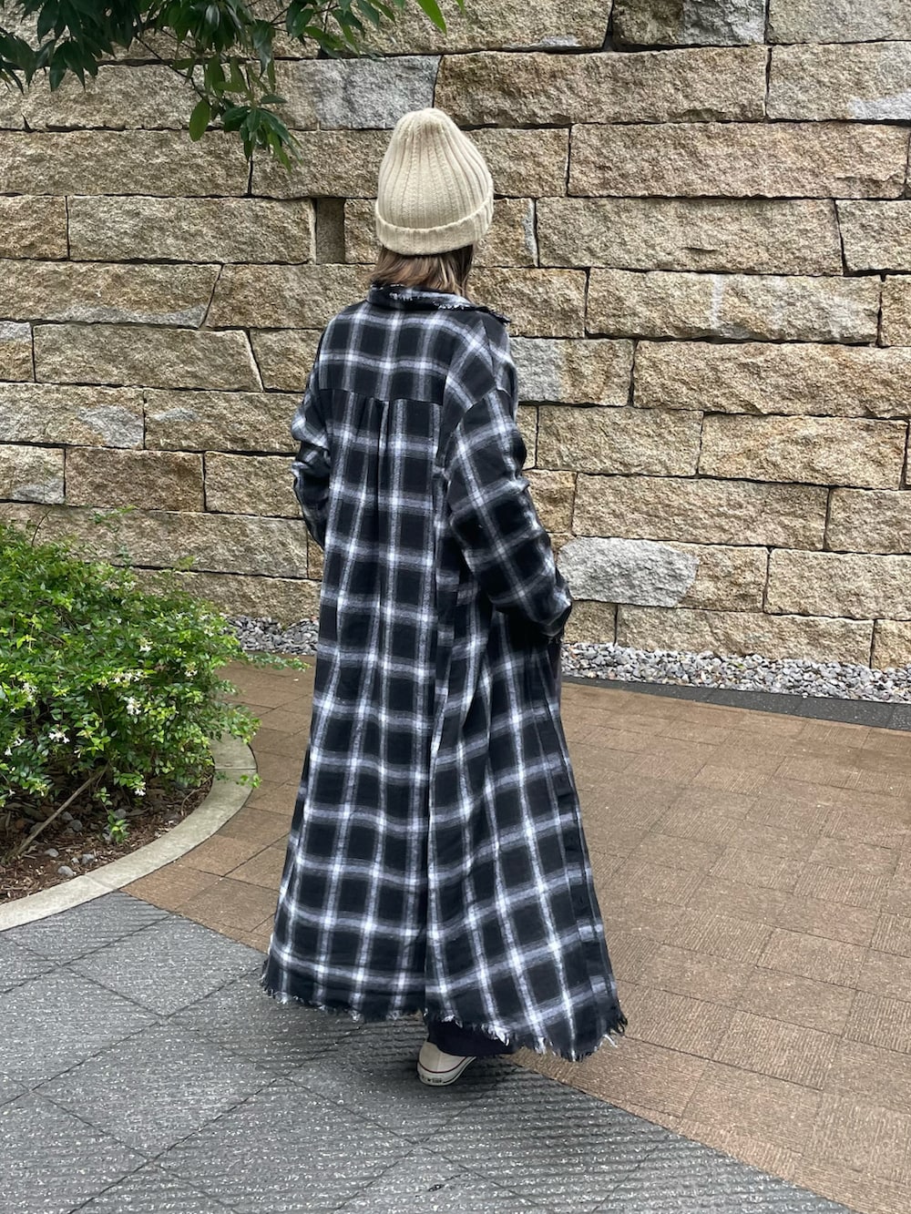 グレー系のサロペット/オーバーオール、ブラック系のシャツワンピース、ブラック系のTシャツ/カットソーを着用したレディースの秋コーディネートの3枚目の写真