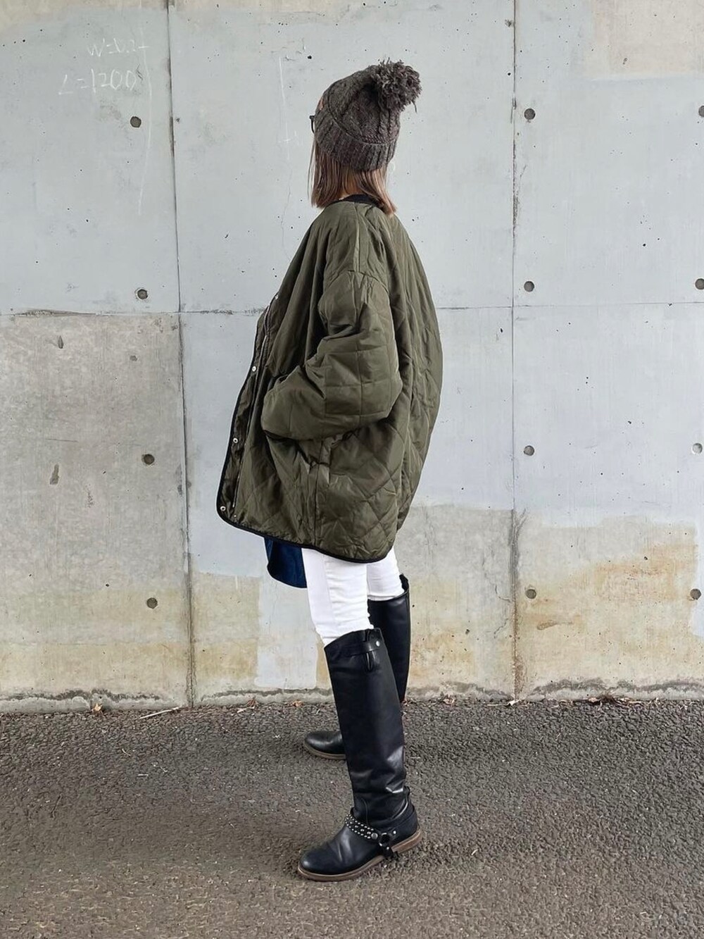 グリーン系のその他アウター、ブラック系のスウェット、ホワイト系のデニムパンツを着用したレディースの秋コーディネートの2枚目の写真